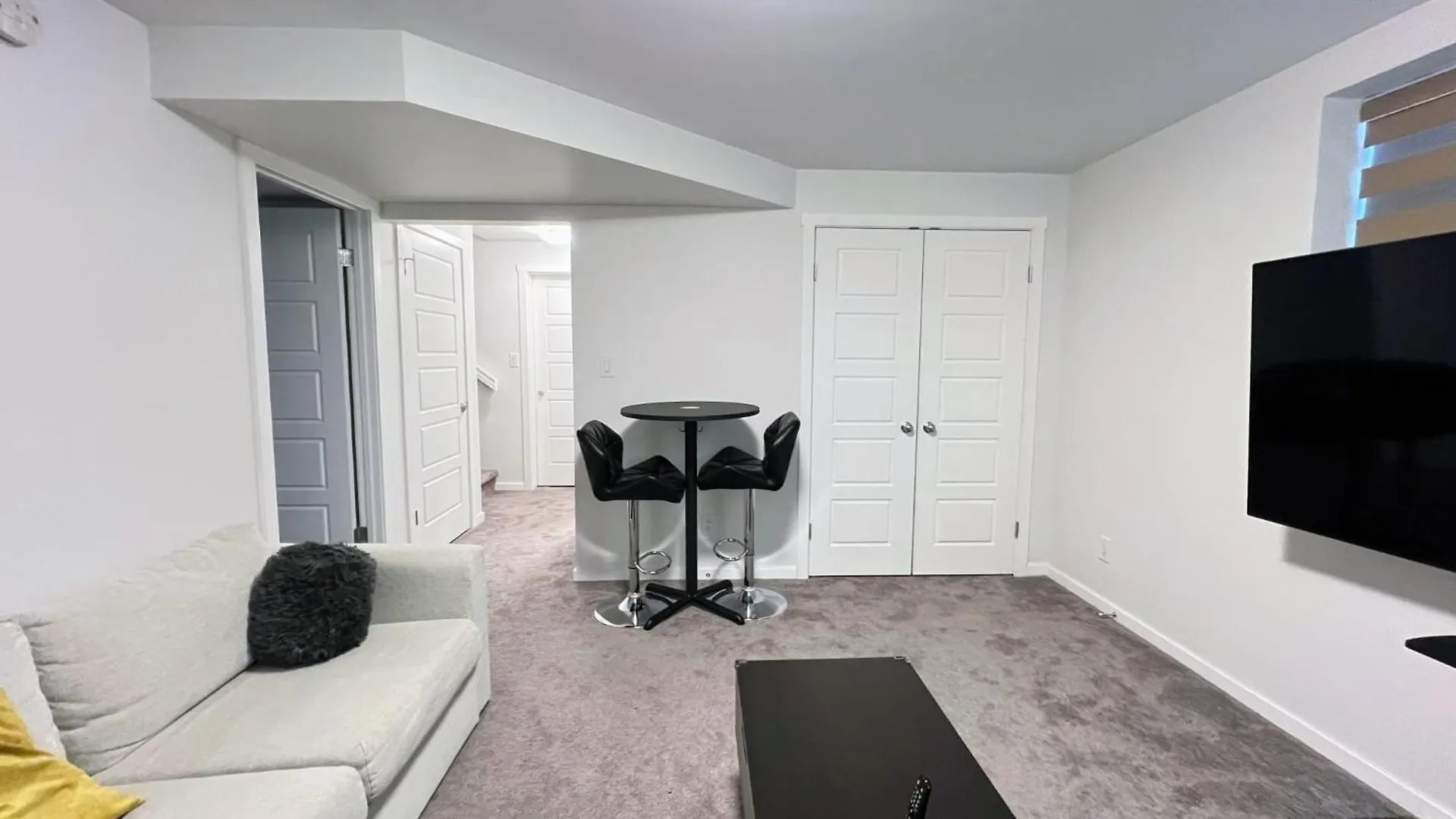 Guest house Entire Guest Suite In Winnipeg, Separate Entrance